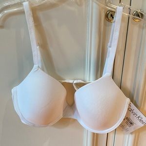 Bra NWT white T-shirt style. Calvin Klein.